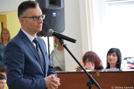Osnovna šola 27. julij Kamnik že 40 let raste s prepričanjem, da če spoštujemo sebe, bomo znali spoštovati tudi druge (47)